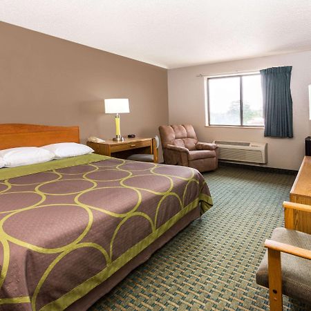 Super 8 By Wyndham St. Charles Hotel Saint Charles Bagian luar foto