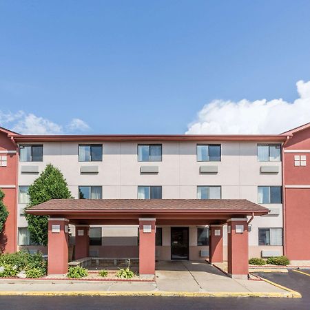 Super 8 By Wyndham St. Charles Hotel Saint Charles Bagian luar foto