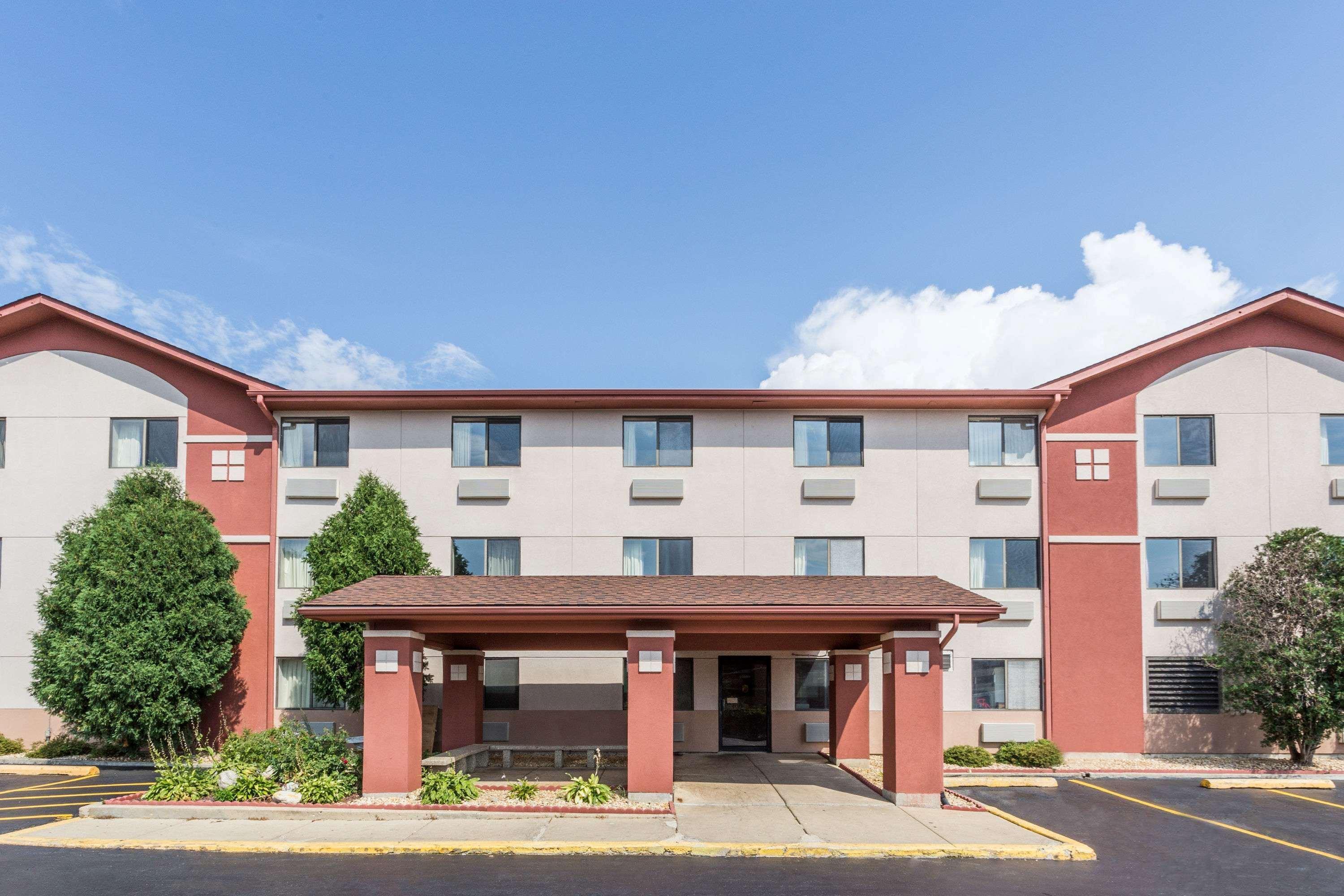 Super 8 By Wyndham St. Charles Hotel Saint Charles Bagian luar foto