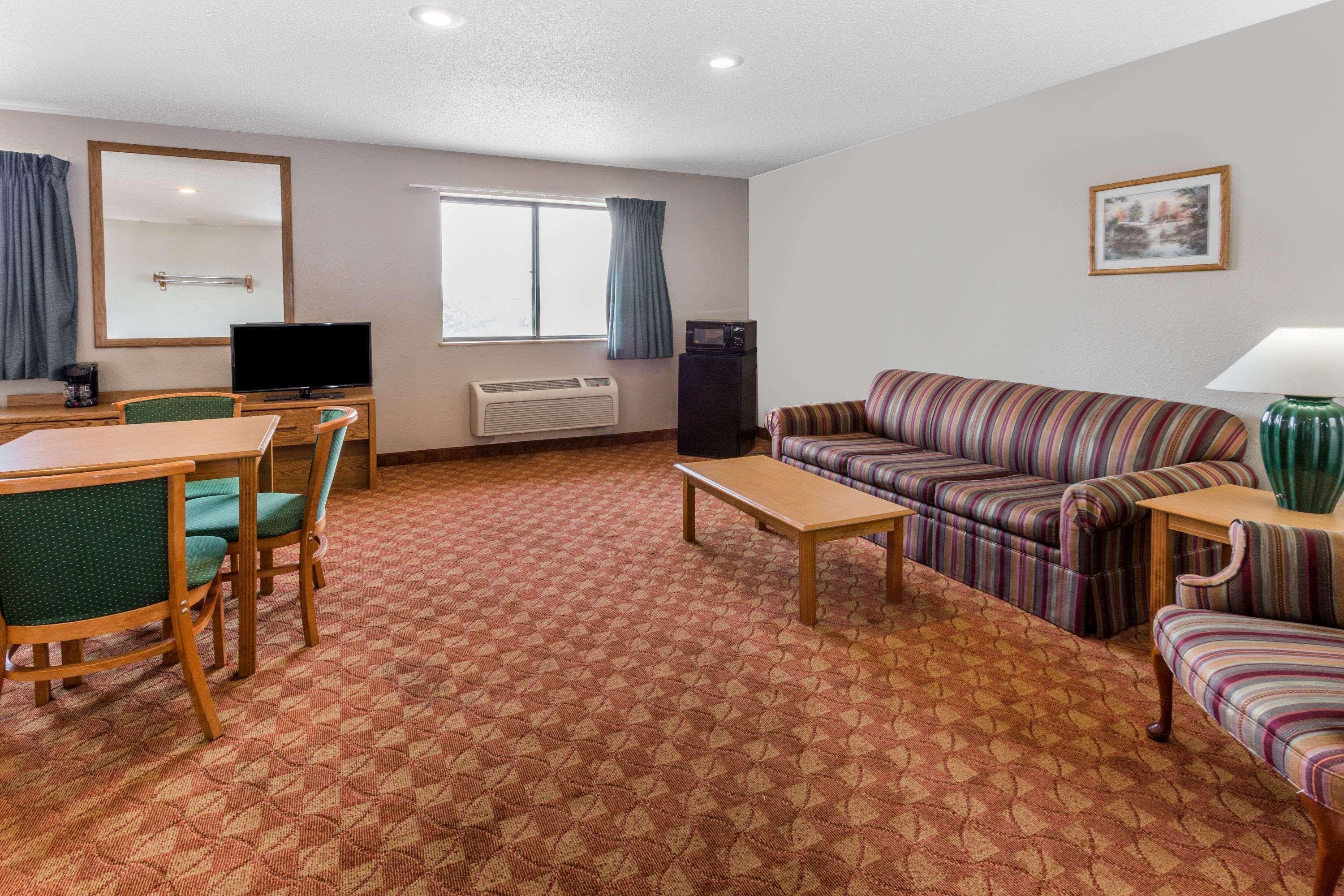 Super 8 By Wyndham St. Charles Hotel Saint Charles Bagian luar foto