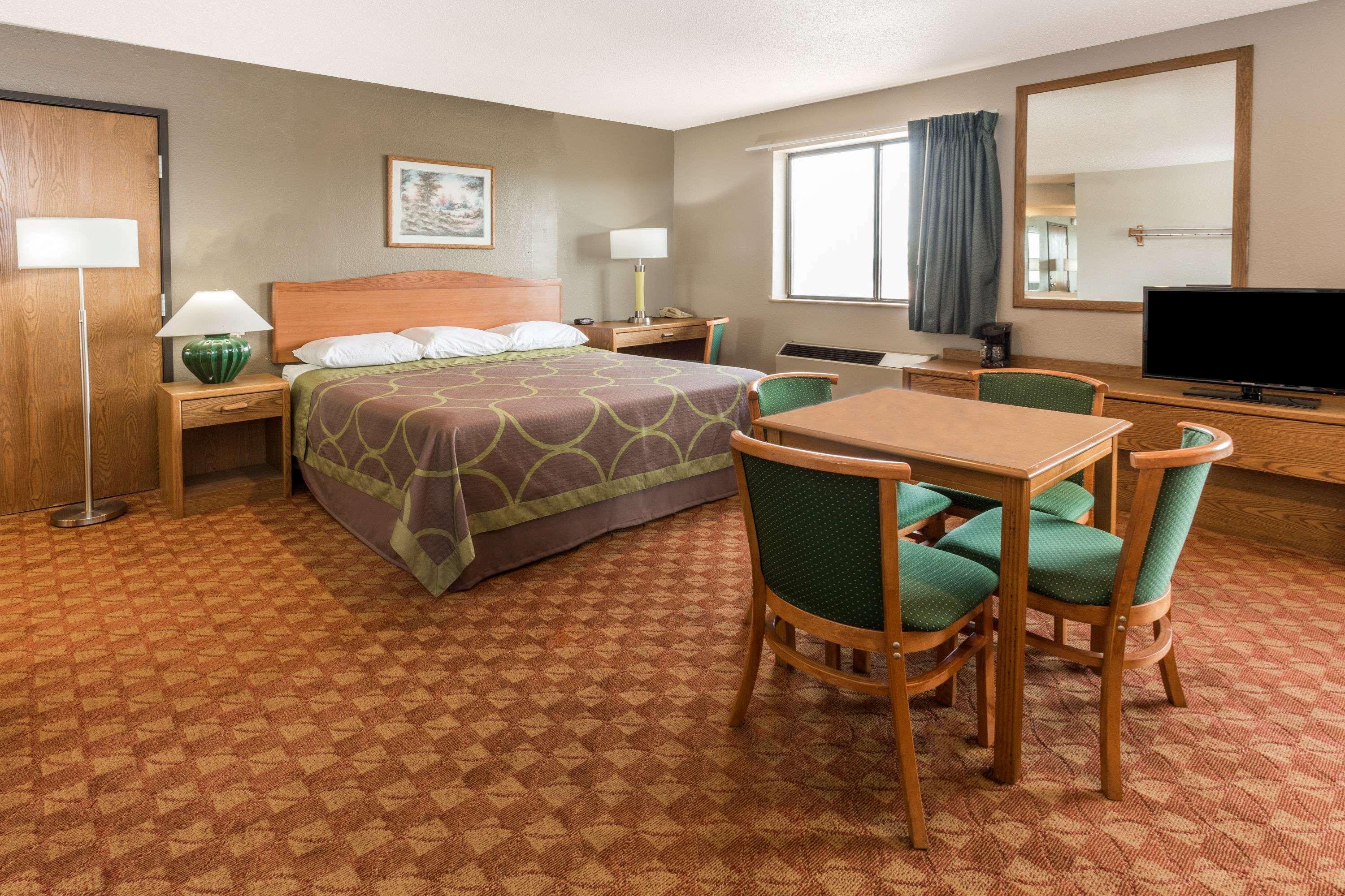 Super 8 By Wyndham St. Charles Hotel Saint Charles Bagian luar foto