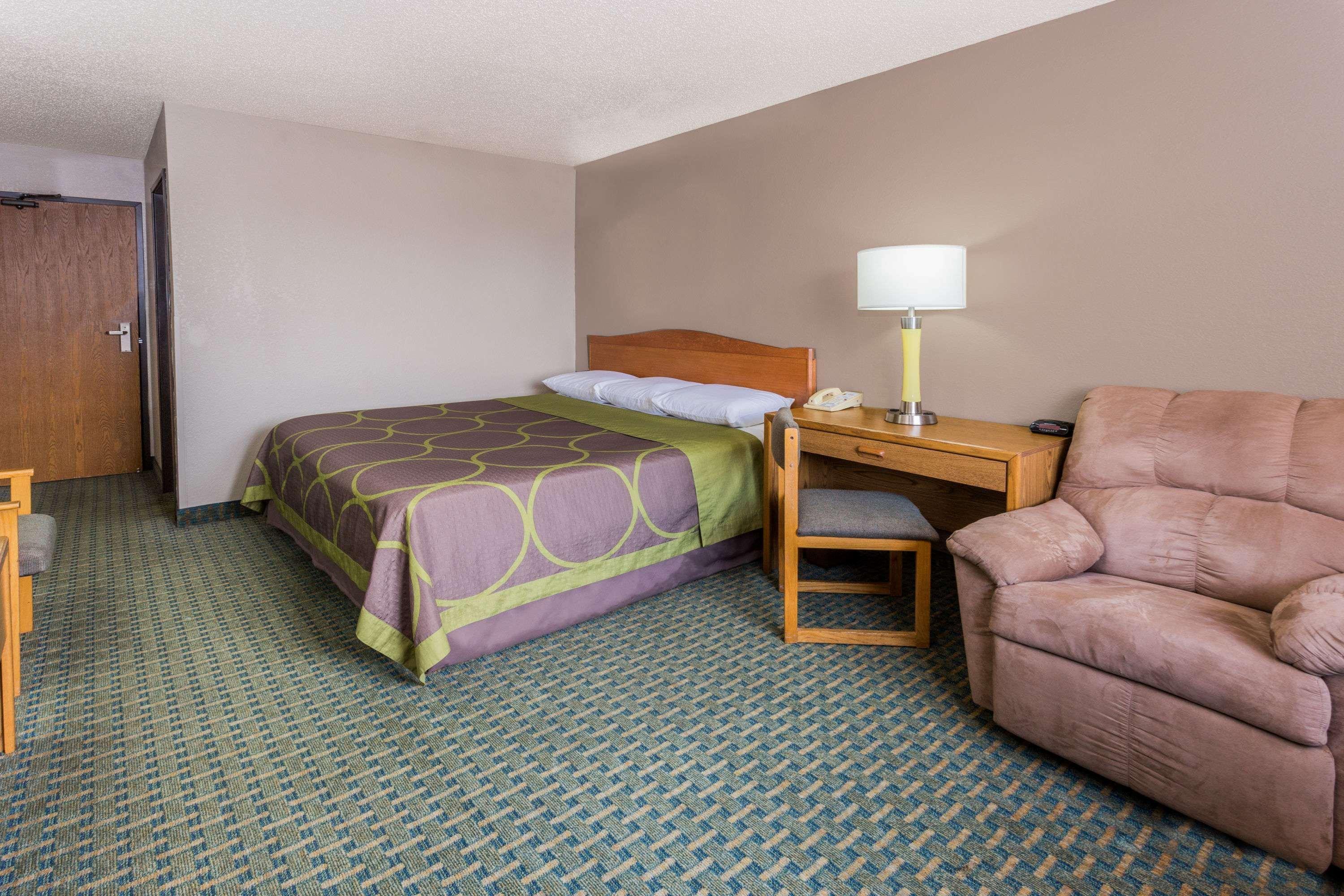 Super 8 By Wyndham St. Charles Hotel Saint Charles Bagian luar foto