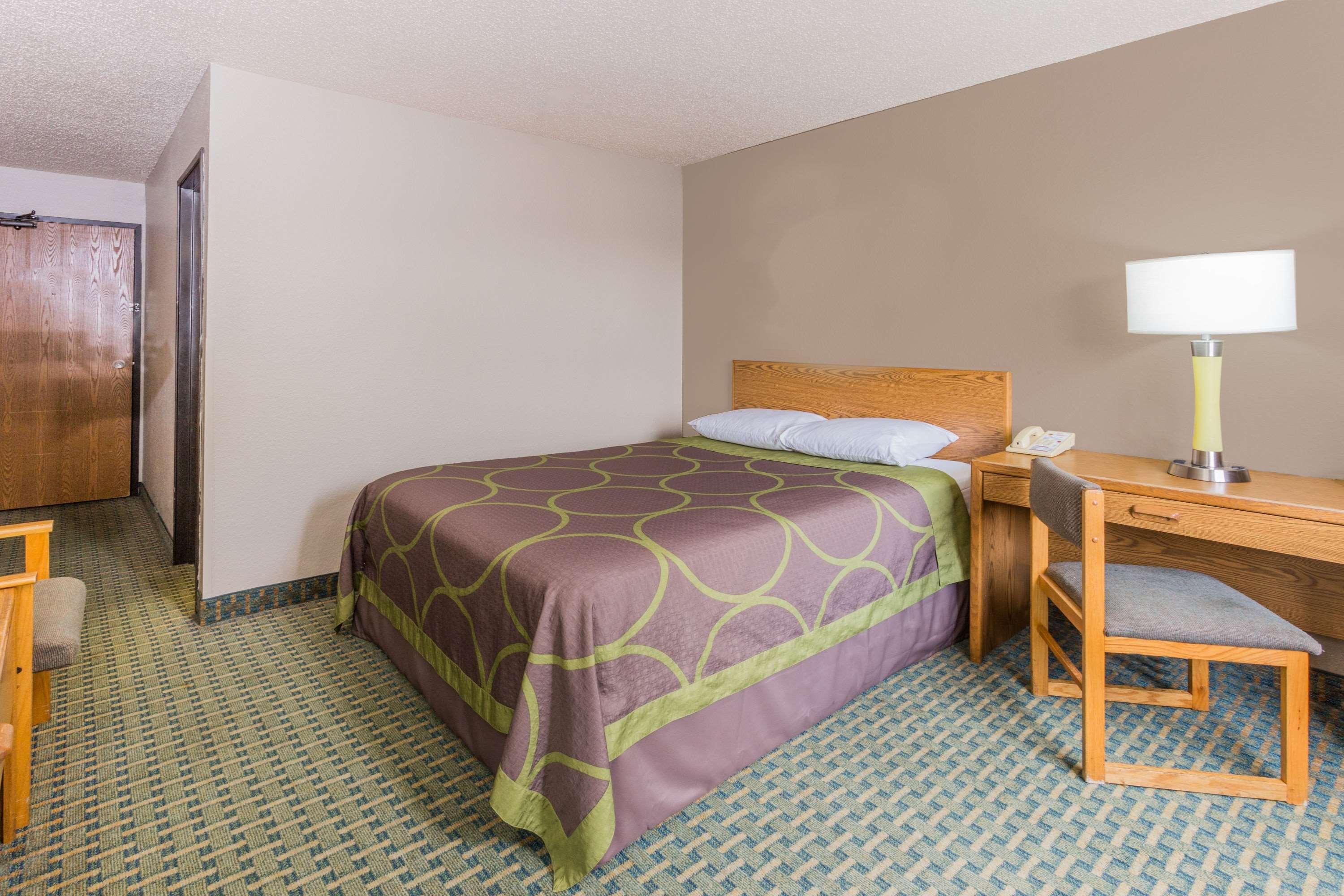 Super 8 By Wyndham St. Charles Hotel Saint Charles Bagian luar foto