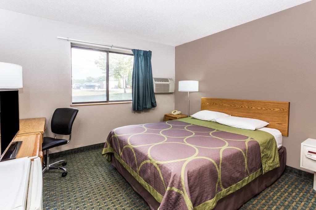 Super 8 By Wyndham St. Charles Hotel Saint Charles Bagian luar foto
