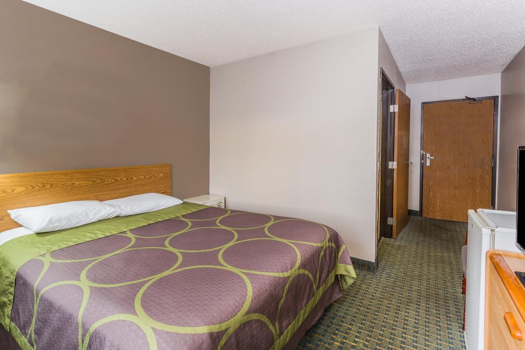 Super 8 By Wyndham St. Charles Hotel Saint Charles Bagian luar foto