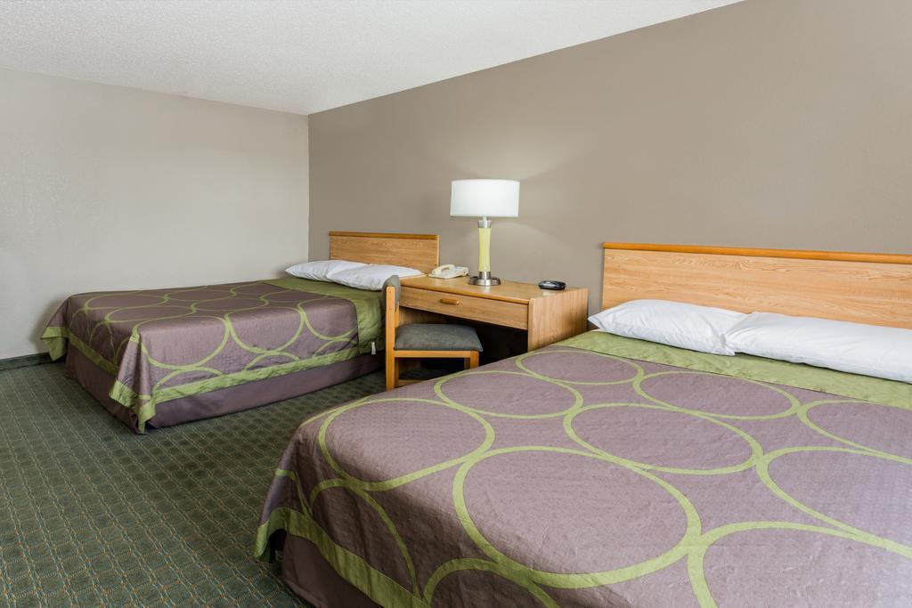 Super 8 By Wyndham St. Charles Hotel Saint Charles Bagian luar foto