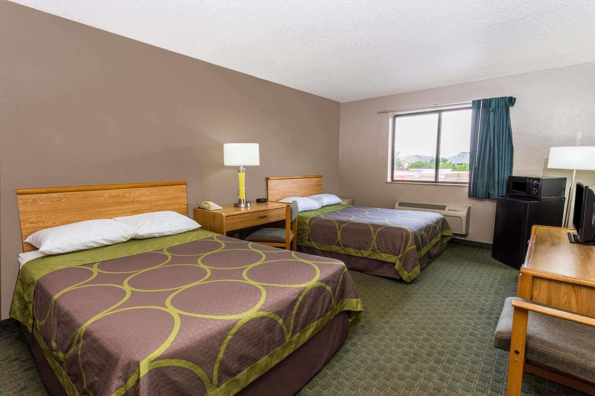 Super 8 By Wyndham St. Charles Hotel Saint Charles Bagian luar foto